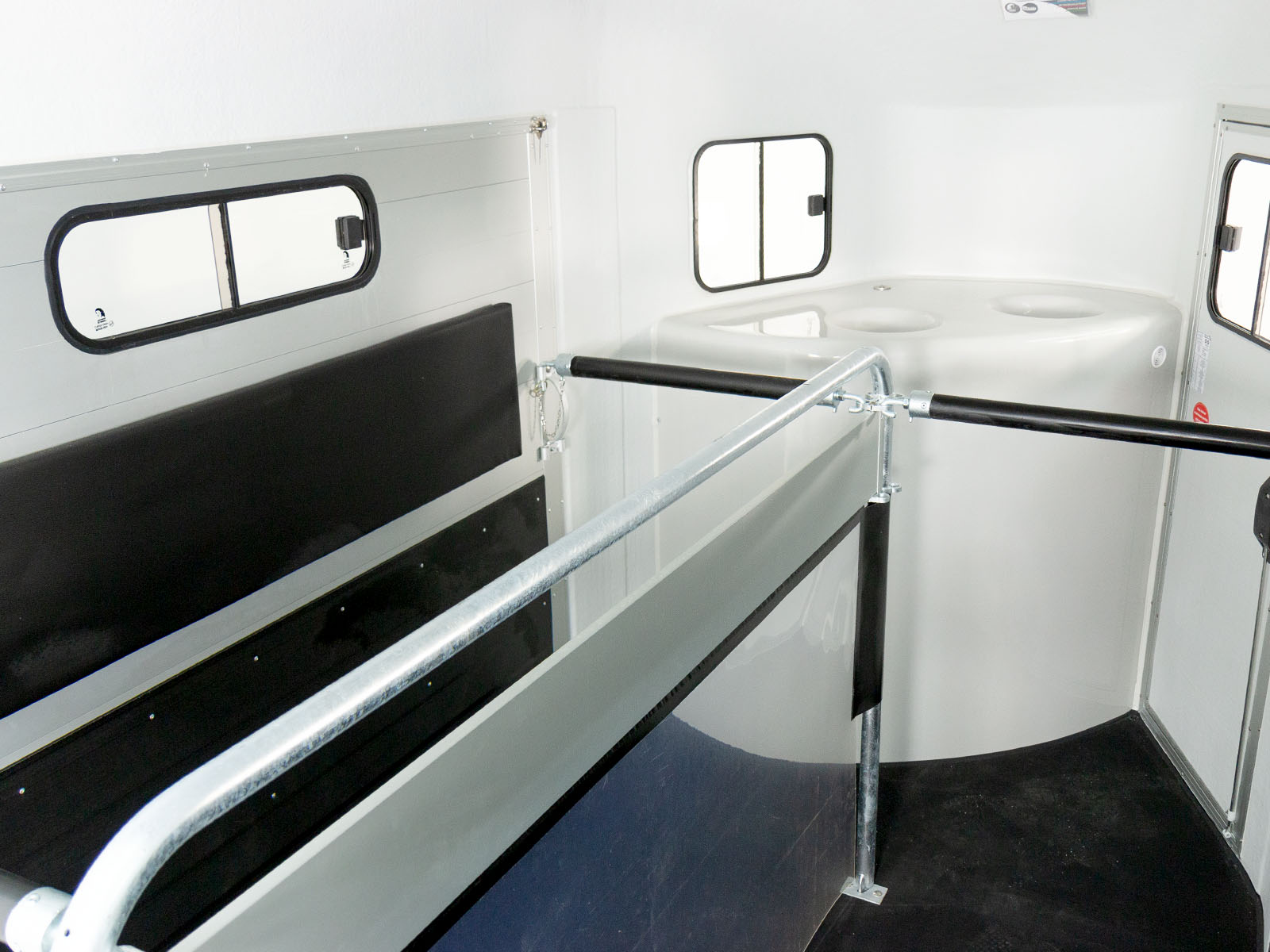 Remorque pour chevaux Cheval Liberté GOLD 3 | Premium Pullman 2 | Sellerie | Noire - Neuve – Image 8